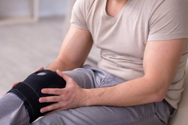 Hastanede yaralı genç bir adam var.