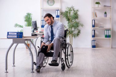 Ofiste çalışan genç bacağı yaralı bir çalışan.