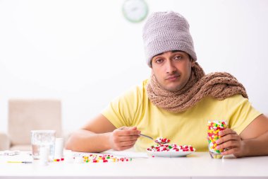 Genç adam evde acı çekiyor.