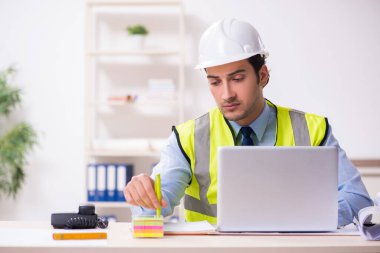 Ofiste çalışan genç erkek mimar.