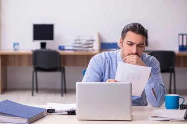 Hasta erkek çalışan işyerinde acı çekiyor.