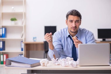 Hasta erkek çalışan işyerinde acı çekiyor.