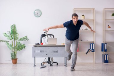 Genç bacağı yaralı bir adam ölü doktoru ziyaret ediyor.