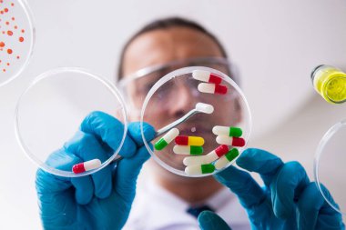 Laboratuvarda çalışan genç bir eczacı.