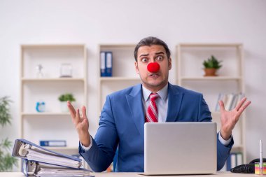 Ofiste çalışan komik bir palyaço.