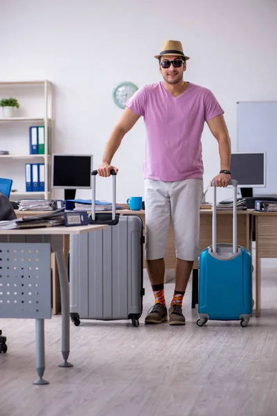 Jovem funcionário se preparando para a viagem — Fotografia de Stock