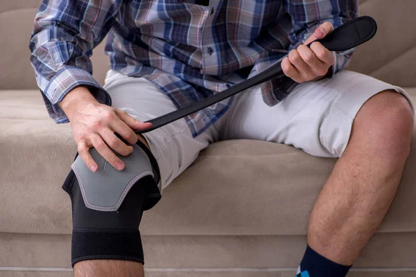 Joven pierna herido hombre que sufre en casa — Foto de Stock