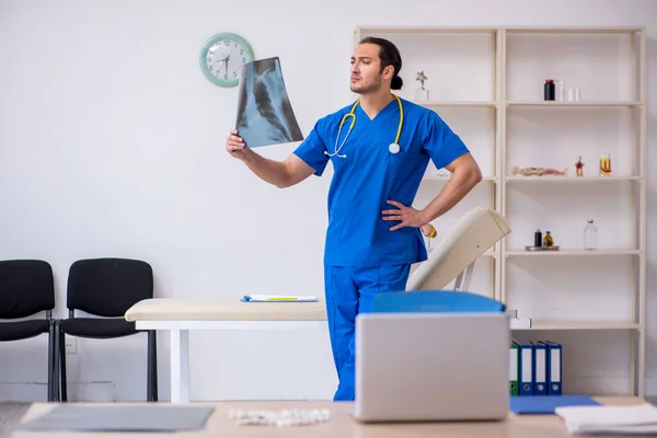 Jovem médico radiologista trabalhando na clínica — Fotografia de Stock