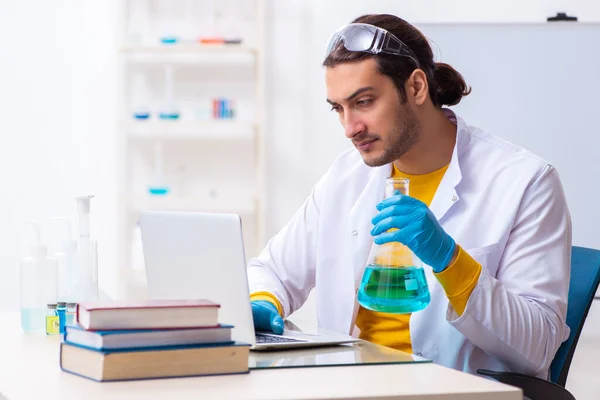 Giovane studente di chimica maschile preparazione per l'esame — Foto Stock