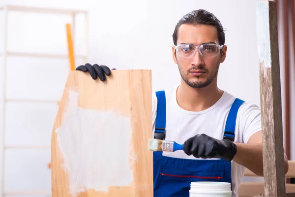 Junger männlicher Bauunternehmer arbeitet in Werkstatt — Stockfoto