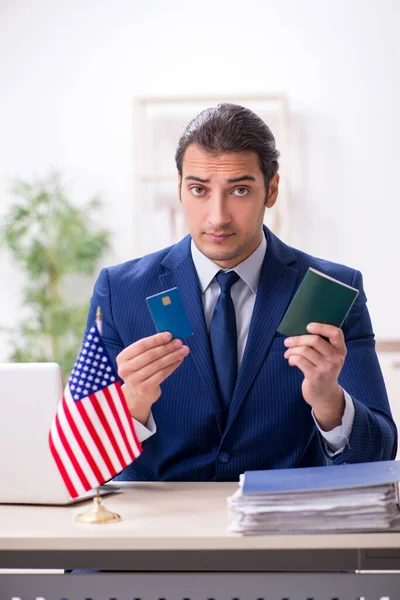 Jovem checando passaporte na embaixada dos EUA — Fotografia de Stock