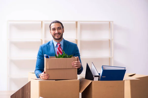 Jonge mannelijke werknemer in bedrijfsverplaatsingsconcept — Stockfoto