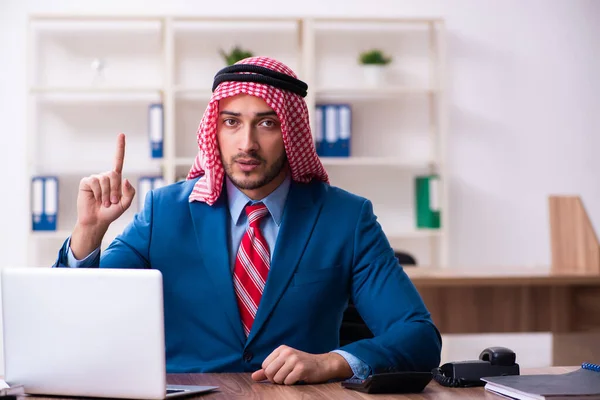 職場で働く若い男性のアラブ人従業員 — ストック写真
