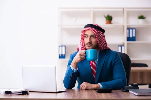 職場で働く若い男性のアラブ人従業員 — ストック写真