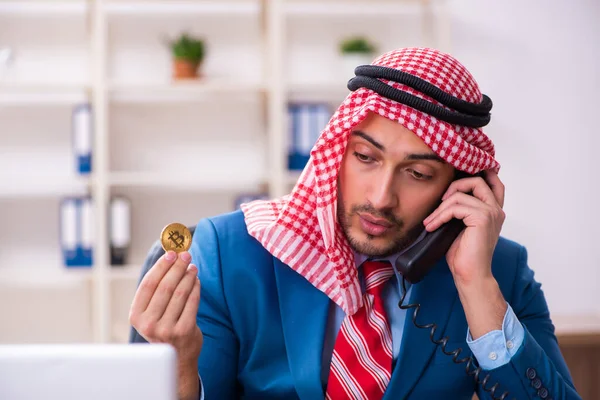 Junge männliche arabische Angestellte arbeitet im Büro — Stockfoto