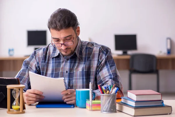 Mladý muž student sedí ve třídě — Stock fotografie