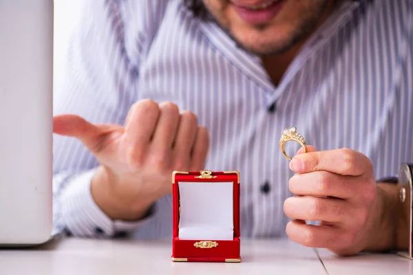 Jeune homme faisant une demande en mariage via Internet — Photo