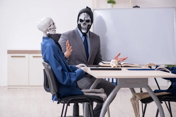 Engraçado reunião de negócios com o diabo e esqueletos — Fotografia de Stock