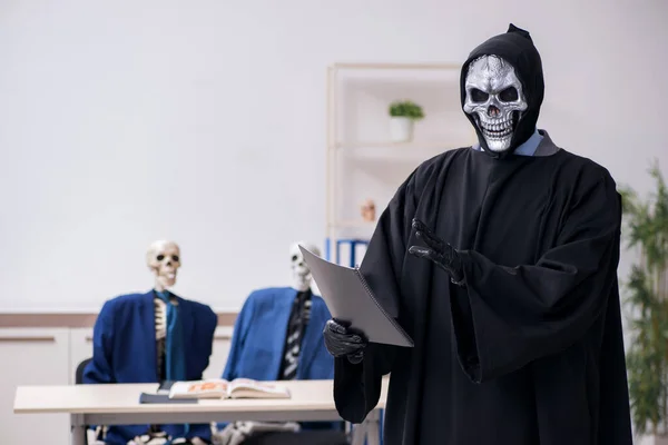 Divertido encuentro de negocios con el diablo y los esqueletos — Foto de Stock