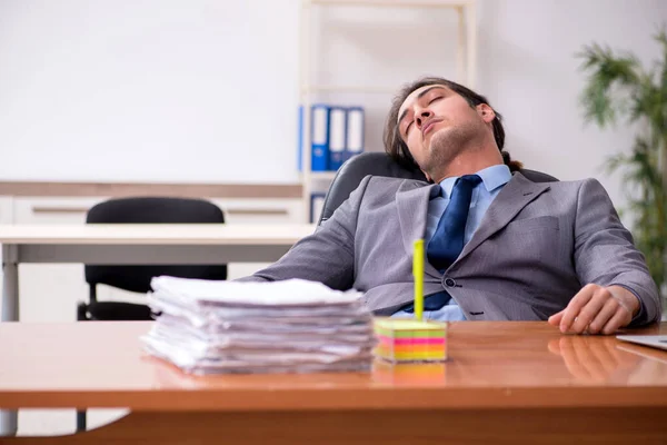 Giovane dipendente maschio che dorme in ufficio — Foto Stock