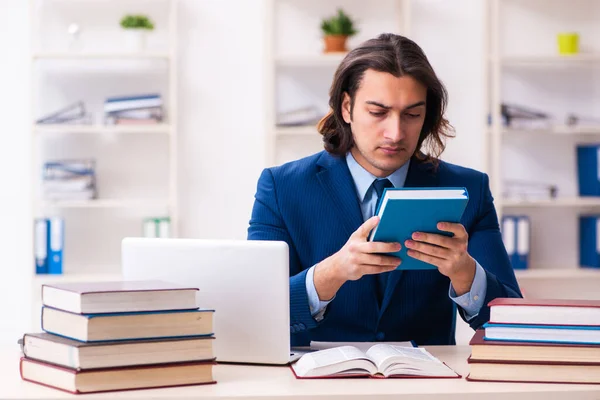 Jonge zakenman studeert op het werk — Stockfoto