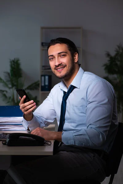 Jeune homme d'affaires travaillant tard dans le bureau — Photo