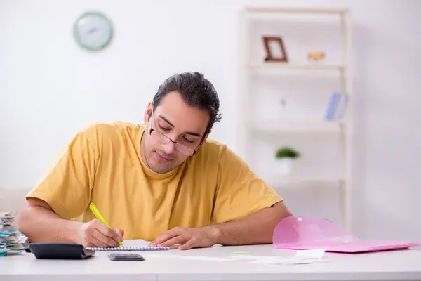 Joven en concepto de planificación presupuestaria —  Fotos de Stock