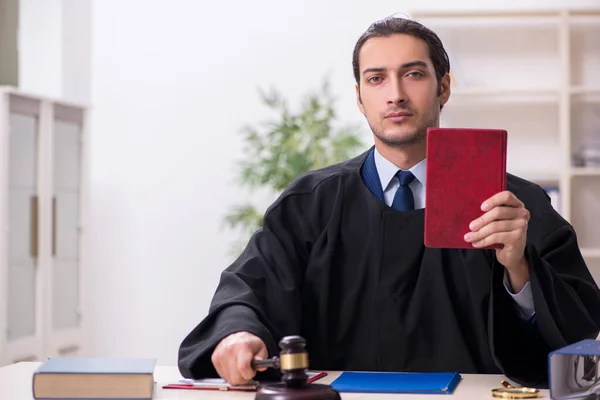 Fiatal férfi bíró a bíróságon. — Stock Fotó