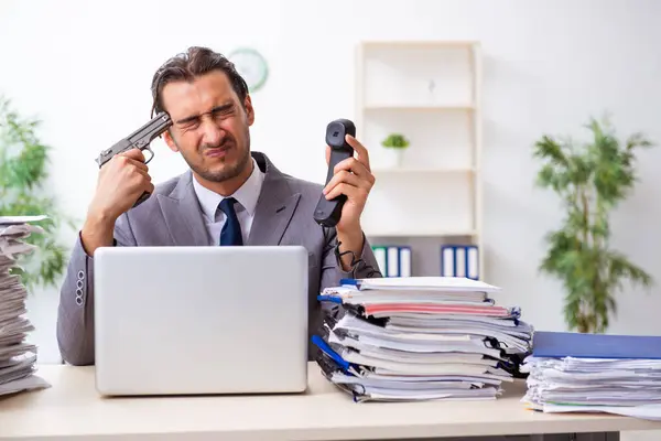 Giovane dipendente maschio infelice con il lavoro eccessivo — Foto Stock