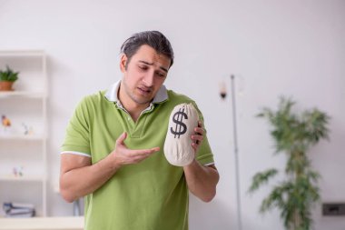 Genç adam klinikte doktor bekliyor.