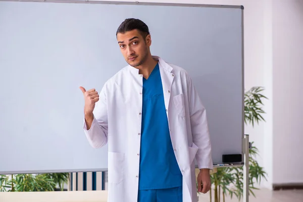 Jovem médico masculino em conceito de apresentação — Fotografia de Stock
