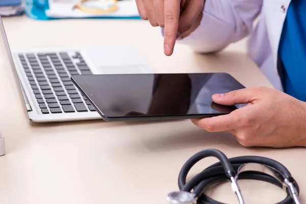 Giovane medico di sesso maschile nel concetto di telemedicina — Foto Stock