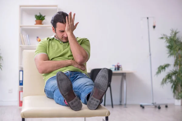 Jongeman wacht op dokter in de kliniek — Stockfoto