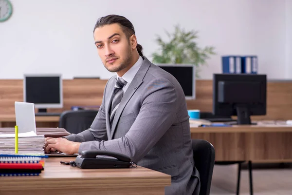 Junge männliche Angestellte im Büro — Stockfoto