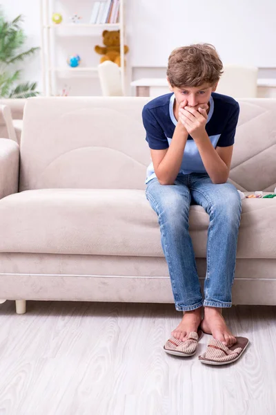 Problemas adolescente pensando en el suicidio — Foto de Stock