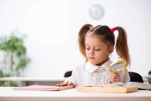 幼儿发展概念中的小女孩 — 图库照片