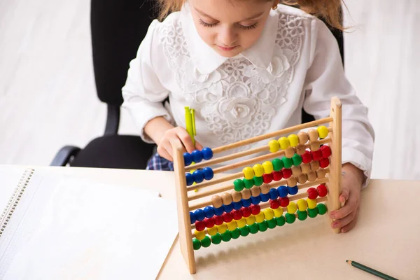 Liten flicka med abacus i klassrummet — Stockfoto