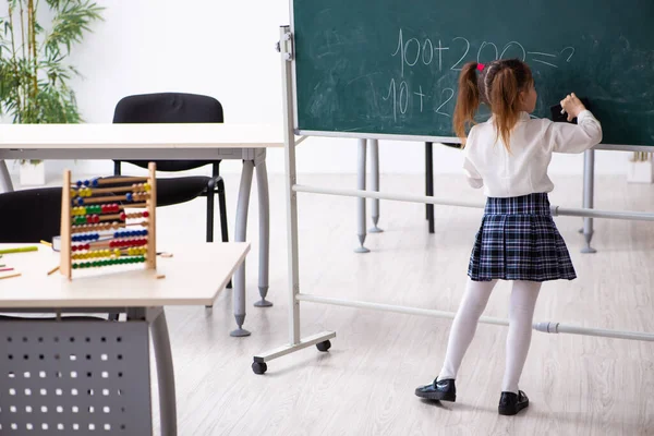 Niña frente a pizarra en el aula —  Fotos de Stock