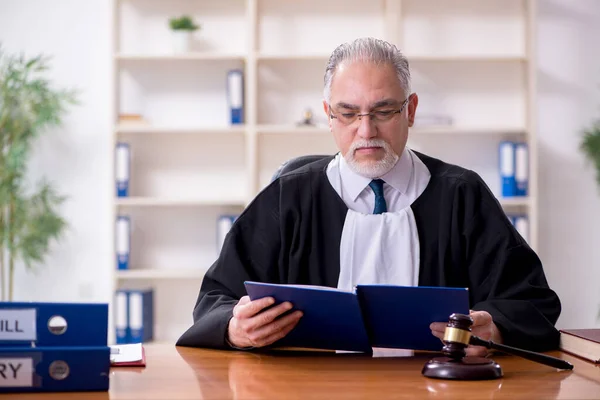 Старий суддя чоловічої статі працює в будівлі суду — стокове фото