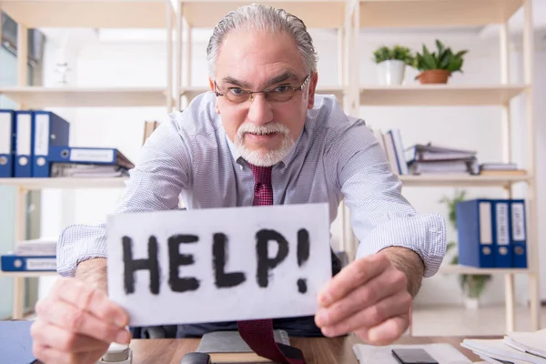 Velho funcionário do sexo masculino infeliz com trabalho excessivo — Fotografia de Stock