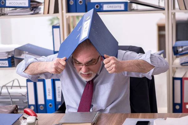 Alte männliche Mitarbeiter unzufrieden mit exzessiver Arbeit — Stockfoto