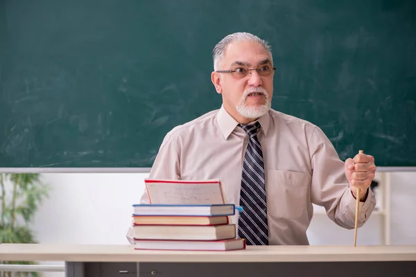 Oude mannelijke leraar in de klas — Stockfoto