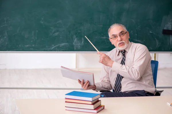 Gammal manlig lärare i klassrummet — Stockfoto