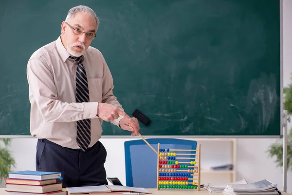 Oude mannelijke leraar in de klas — Stockfoto