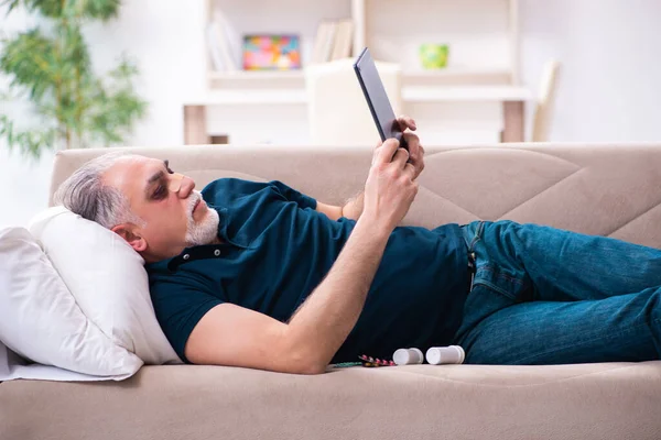Old man with injured eyes resting at home — Stock Photo, Image