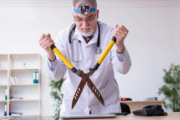 Gekke dokter otoloog werkt in de kliniek — Stockfoto