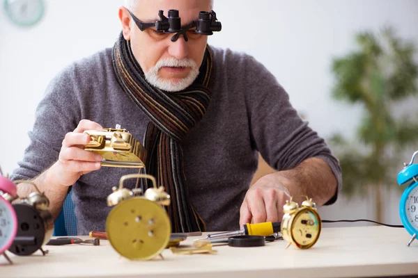 Vieux horloger masculin travaillant dans l'atelier — Photo