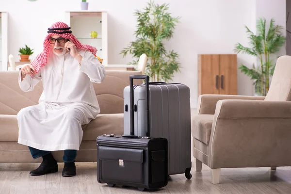 Starý arabský podnikatel se připravuje na služební cestu — Stock fotografie