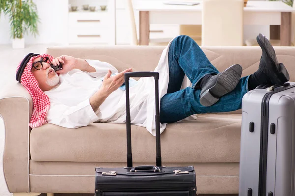 Old arab businessman preparing for business trip — Stock Photo, Image