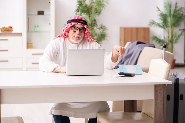 Un vieil homme d'affaires arabe se prépare pour un voyage d'affaires — Photo